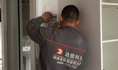 達信工程師正在安裝中央空調(diào)開關(guān)