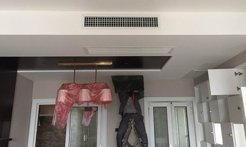 達信工程師正在安裝中央空調(diào)風(fēng)口